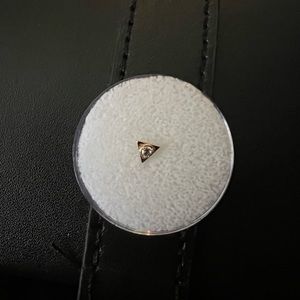 Threadless triangular end